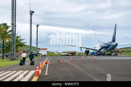 I piloti di imbarco delle compagnie aeree LATAM Dreamliner Boeing 787 su airport grembiule a Mataveri International Airport in pista, l'isola di pasqua, Cile Foto Stock