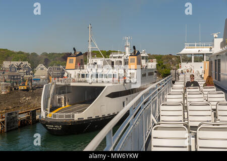 Una vista da una Steamship Authority traghetto lascia il terminal del traghetto di Woods Hole, Massachusetts diretti in Martha's Vineyard. Foto Stock