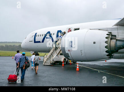 Imbarco passeggeri della compagnia aerea LATAM Dreamliner Boeing 787, durante il tempo umido a Mataveri International Airport in pista, l'isola di pasqua, Cile Foto Stock