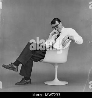 . Français : Allan Fleming photographié versare l'arte canadese, pour accompagné onu articolo de Robert Fulford (volume 16, numéro 4, novembre 1959) . 1 novembre 1959. Allan Fleming 29 Afleming Foto Stock