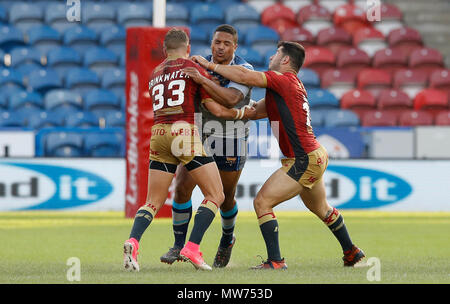 L Huddersfield Giants' Jordan Turner (centro) viene affrontato dal catalano draghi' Josh Drinkwater (sinistra) e Ben Garcia durante la Ladbrokes Challenge Cup, quarti di finale corrispondono a John Smith's Stadium, Huddersfield. Foto Stock