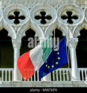 Bandiere italiane ed europee al Palazzo Ducale, in stile gotico veneziano. Piazza San Marco. UNESCO. Palazzo Ducale, Piazza San Marco. Venezia Italia, Europa Foto Stock