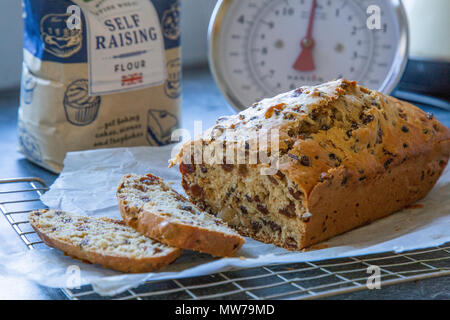 Un reshly frutta cotta tè focaccia su una griglia di raffreddamento. Foto Stock