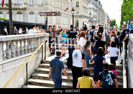 Charles de Gaulle Etoile metropolitana stazione è chiusa dalla polizia - les Champs Elysées - Parigi - Francia Foto Stock
