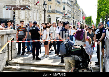 Charles de Gaulle Etoile metropolitana stazione è chiusa dalla polizia - les Champs Elysées - Parigi - Francia Foto Stock