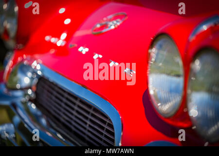 Bokeh di fondo le immagini di un 1962 Chevrolet Corvette in un classico auto show. Foto Stock
