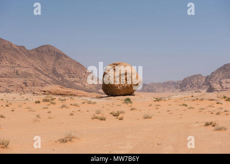 Round Rock, boulder nel deserto. Il Wadi Rum, Giordania Foto Stock