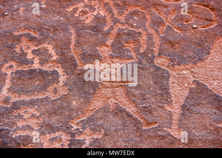 Anfashieh iscrizioni preistoriche e petroglyps su un muro di pietra. Arte rupestre raffigurante una carovana di cammelli da Nabatean e periodo Thamudic a Wadi Ru Foto Stock