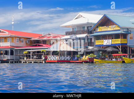 BOCAS, Panama - 20 Aprile 2018: Case sulle rive dell'isola di colon di Bocas del Toro che è la capitale della provincia dello stesso nome nei Caraibi a ovest Foto Stock