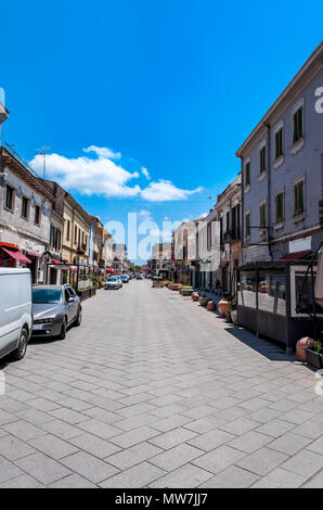 Street nella città sarda di Porto Torres in una giornata di sole di primavera Foto Stock