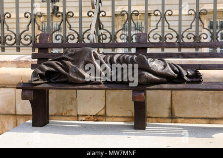 Gesù dorme statua su una panchina nel parco, Almundena Cattedrale , Madrid, Spagna. Maggio 2018 Foto Stock