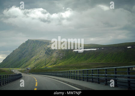 Una vista sulla E96 lungo il Capo Nord in Norvegia. Foto Stock
