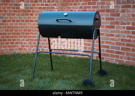 Nero grande botte grill nel giardino. Foto Stock