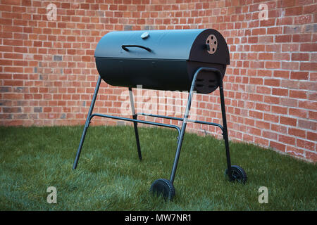 Nero grande botte grill nel giardino. Foto Stock