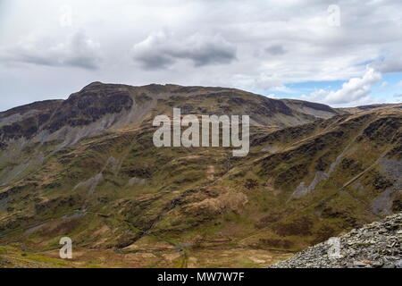 Cercando di fronte cava Croesor lacoppia di pendenza in disuso piano di Rhosydd cava con la tramvia dirigendosi verso sinistra alla base del Cnicht verso il Blaen Foto Stock