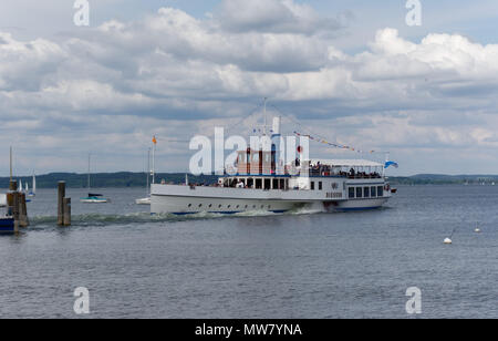 Ruota a palette vaporizzatore Diessen presso il molo, south bank di Ammersee in Diessen, Baviera, Germania. Foto Stock