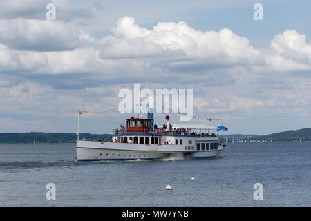 Ruota a palette vaporizzatore Diessen presso il molo, south bank di Ammersee in Diessen, Baviera, Germania. Foto Stock