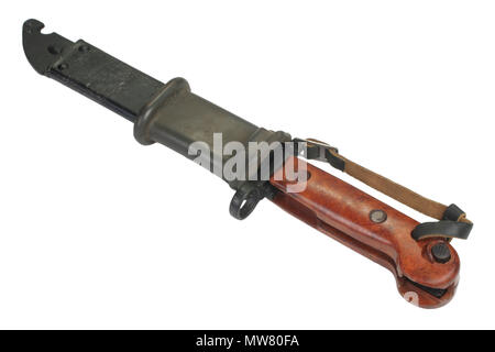 AK 47 a baionetta sciabola e isolato su bianco Foto Stock