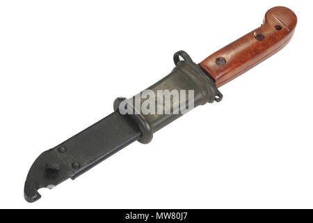 AK 47 a baionetta sciabola e isolato su bianco Foto Stock