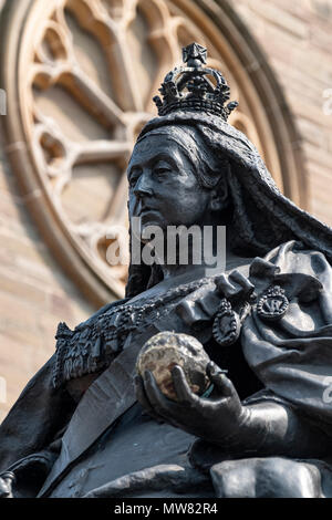 Vista la McManus Art Gallery and Museum e il Queen Victoria statua a Dundee, Tayside, Scotland, Regno Unito Foto Stock