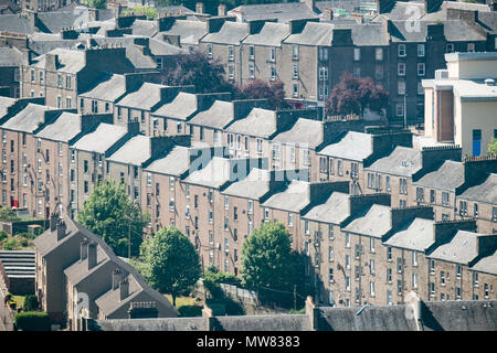 Vista del vecchio appartamento tenement edifici nella città di Dundee, Tayside, Scotland, Regno Unito Foto Stock