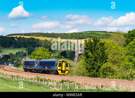 Vista di treni passeggeri sui confini ferrovia a Stow, Scottish Borders , Scozia, Regno Unito Foto Stock