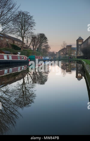 Barche strette e riflessi nella pittoresca cittadina di Skipton in Inghilterra. Foto Stock