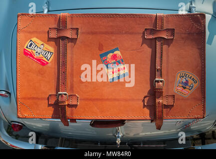 Valigia sul retro di una vecchia auto a Anversa Classic Car Event Foto Stock
