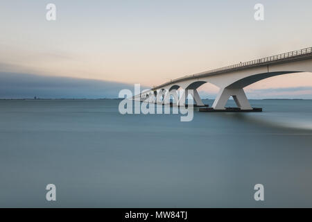 Una lunga esposizione foto del ponte di Zeeland al tramonto Foto Stock