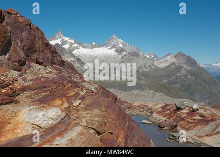 Vista sulla montagna sul sentiero escursionistico da Trockener Steg a Schwarzsee nelle alpi svizzere, lunedì 22 agosto 2016, vicino a Zermatt, Svizzera. Foto Stock
