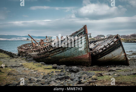 Fotografia dei due abbandonato barche da pesca sul Isle of Mull in Scozia Foto Stock