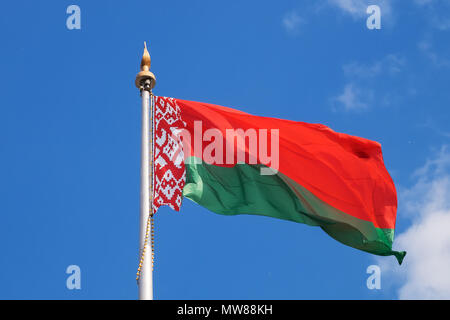 Bandiera nazionale della Bielorussia (Repubblica di Bielorussia) sulla piazza della bandiera di Stato di Minsk. Una bandiera gigante vola nel vento. Foto Stock