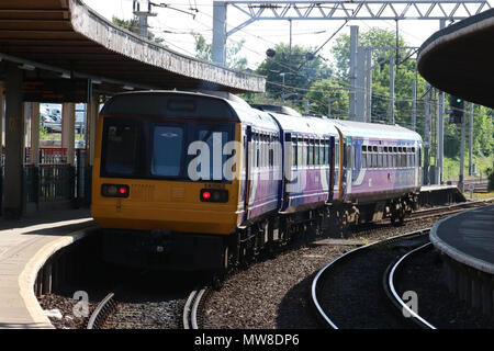 Pacer diesel multiple unit 142 063 funziona un servizio settentrionale in corrispondenza della piattaforma 1 a Carnforth stazione ferroviaria con treni passeggeri da Leeds a Morecambe. Foto Stock