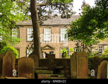 Guardando dal sagrato della chiesa di San Michele e Tutti Angel's a Bronte Parsonage, Haworth, West Yorkshire Foto Stock