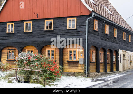 Historische Umgebindehäuser in Waltersdorf Zittauer Gebirge Foto Stock