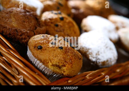 Close up appena sfornato muffin fatti in casa Foto Stock