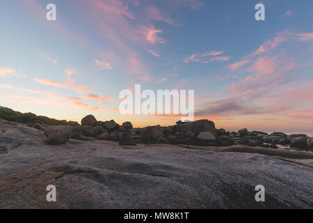 Costa rocciosa in Città del Capo al tramonto Foto Stock