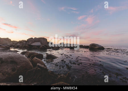 Costa rocciosa in Città del Capo al tramonto Foto Stock