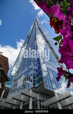 Il Grattacielo Shard presi in London Bridge Street, Londra, Regno Unito il 11 agosto 2013 Foto Stock