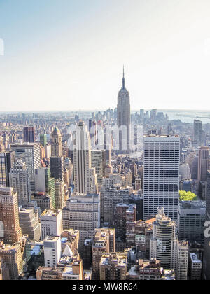 Manhattan, New York City, Stati Uniti - 29 Aprile, 2008: cityscape di NYC dalla sommità della roccia al Rockefeller Center con Empire State Building. Foto Stock