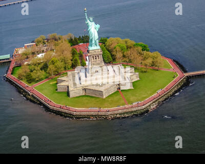 Spettacolare vista elicottero di Liberty Island e la famosa statua della libertà il monumento simbolo della città di New York, Stati Uniti. Foto Stock