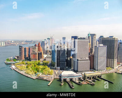 Volo in elicottero sulla Skyline di Manhattan a New York City of America. Foto Stock