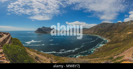 Panorama di Hout Bay a Cape Town con cielo blu Foto Stock