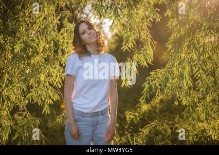 Una ragazza in una T-shirt bianco Foto Stock
