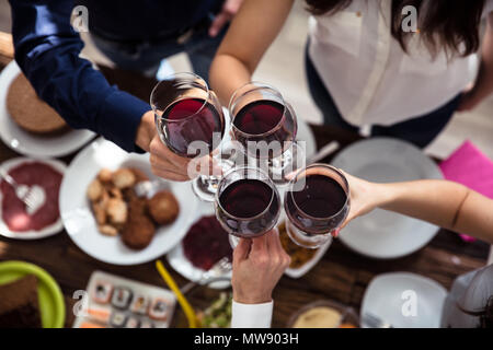 Close-up di amici Wineglasses tostatura a parte Foto Stock