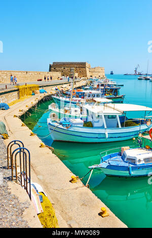 Barche da pesca nel vecchio porto vicino alla fortezza veneziana in Heraklion, Creta, Grecia Foto Stock