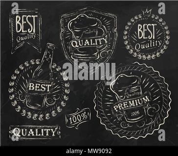 Vintage print design elementi sul tema della qualità di birra stilizzata sotto una creta disegno sul tema della birra su di uno sfondo nero Illustrazione Vettoriale