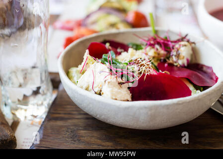 Una sana insalata tiepida di quinoa e verdure Foto Stock