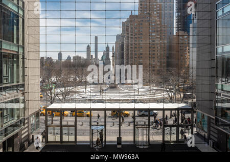Vista del Columbus Circle dall'interno di Time Warner Center, Manhattan, New York, Stati Uniti d'America Foto Stock