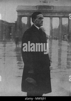 . Español: El poeta peruano César Vallejo frente a la Puerta de Brandenburgo, Berlín . 1929. Anonimo 120 César Vallejo en Berlin Foto Stock